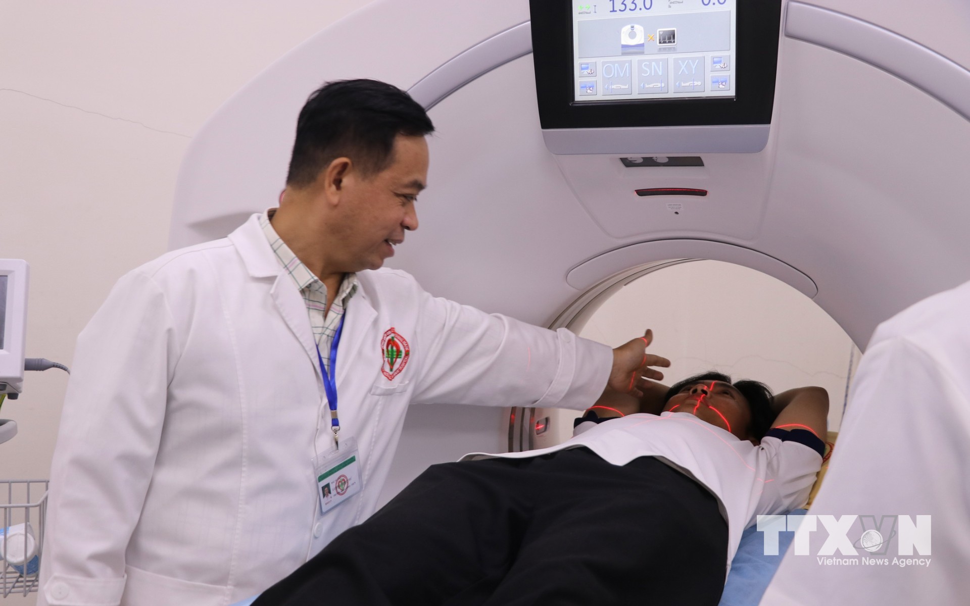 Bệnh nhân được chỉ định chụp CT để bác sĩ sớm phát hiện những dấu hiệu bệnh mà mắt thường không nhìn thấy được. (Ảnh: Lê Xuân/TTXVN)